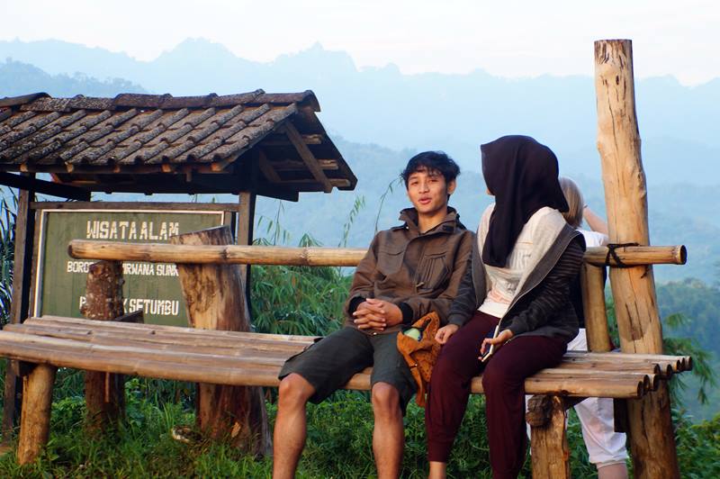Ada tempat duduk untuk bersantai sambil menikmati matahari terbit disini.