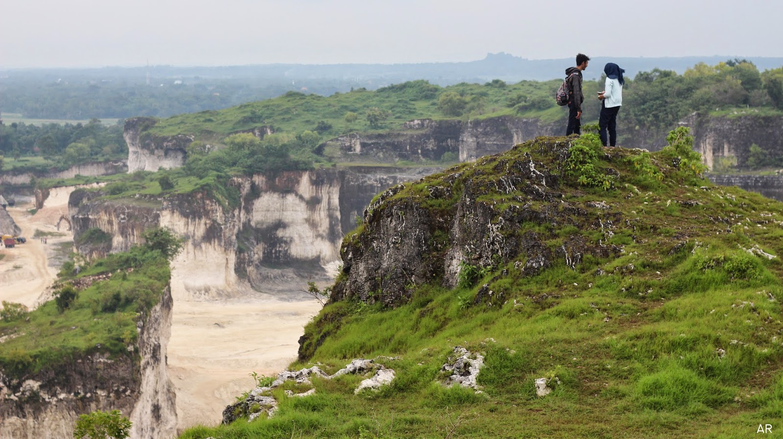 Bukit Jadih tempat yang cukup fotogenik, atau bahkan bisa buat prewedding loh!