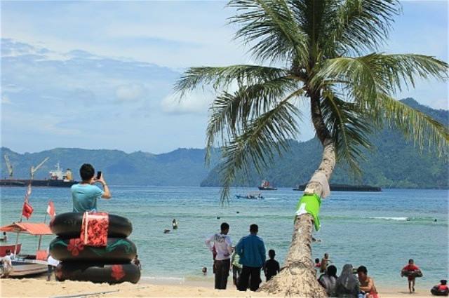 Kalian bisa menyewa ban yang dipakai sebagai pelampung ketika berenang.
