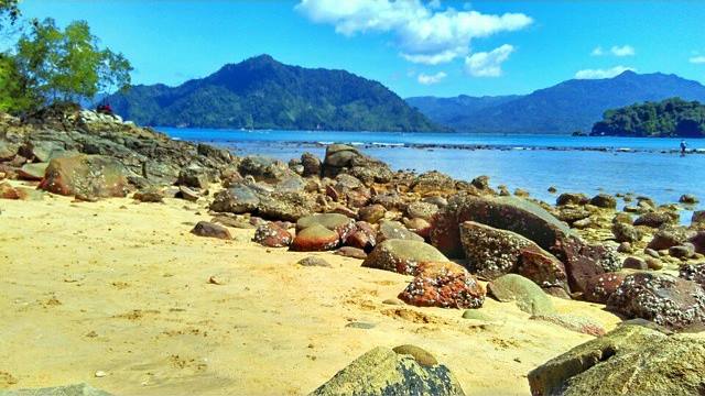 Pantai Karanggongso pemandangannya juga cakep.