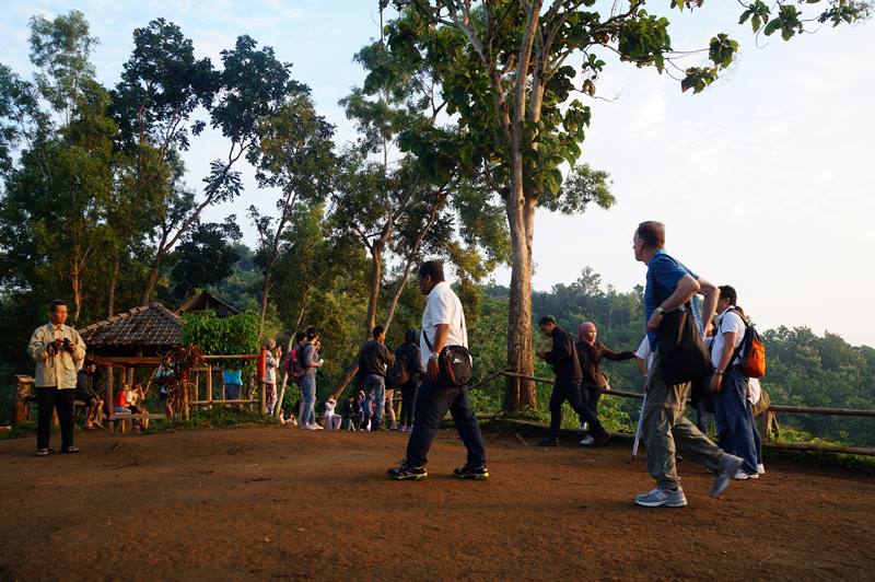 Punthuk Setumbu selalu dipenuhi wisatawan.