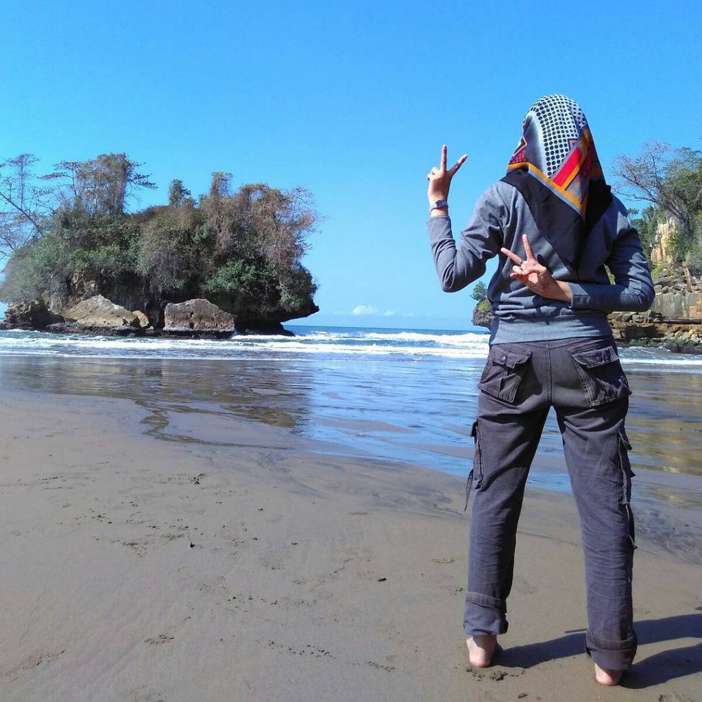 Pantai Pelang Di Trenggalek yang mirip dengan Tanah lot Bali