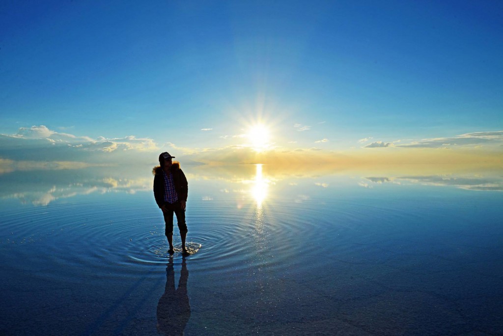 Pemandangan yang menakjubkan dari Salar De Uyuni.