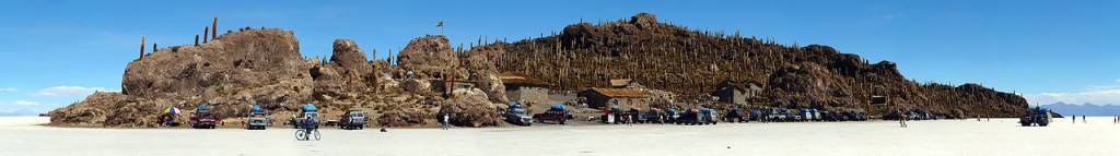 Pulau Incahuasi yang ada ditengah Salar De Uyuni