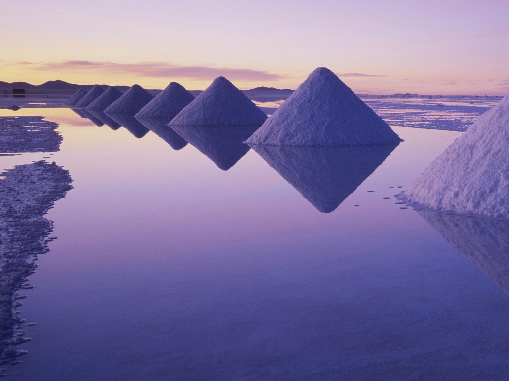 Salar de Uyuni juga merupakan pertambangan garam aktif