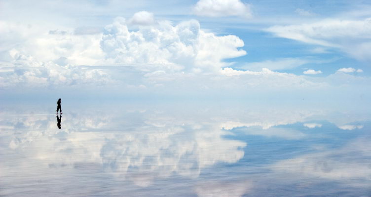 Salar de Uyuni terkenal dengan pemandangan refleksinya yang menawan