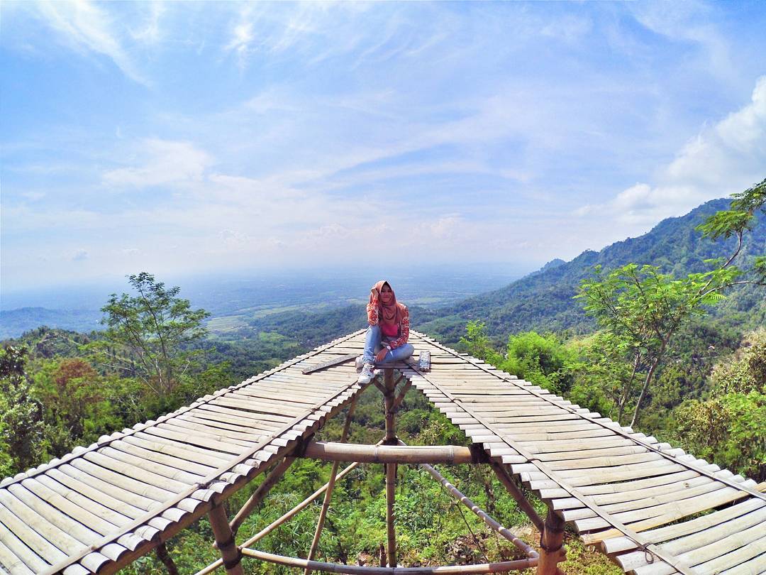 Punthuk Mongkrong, Desa Giritengah, Magelang by IG @gitadheasabel