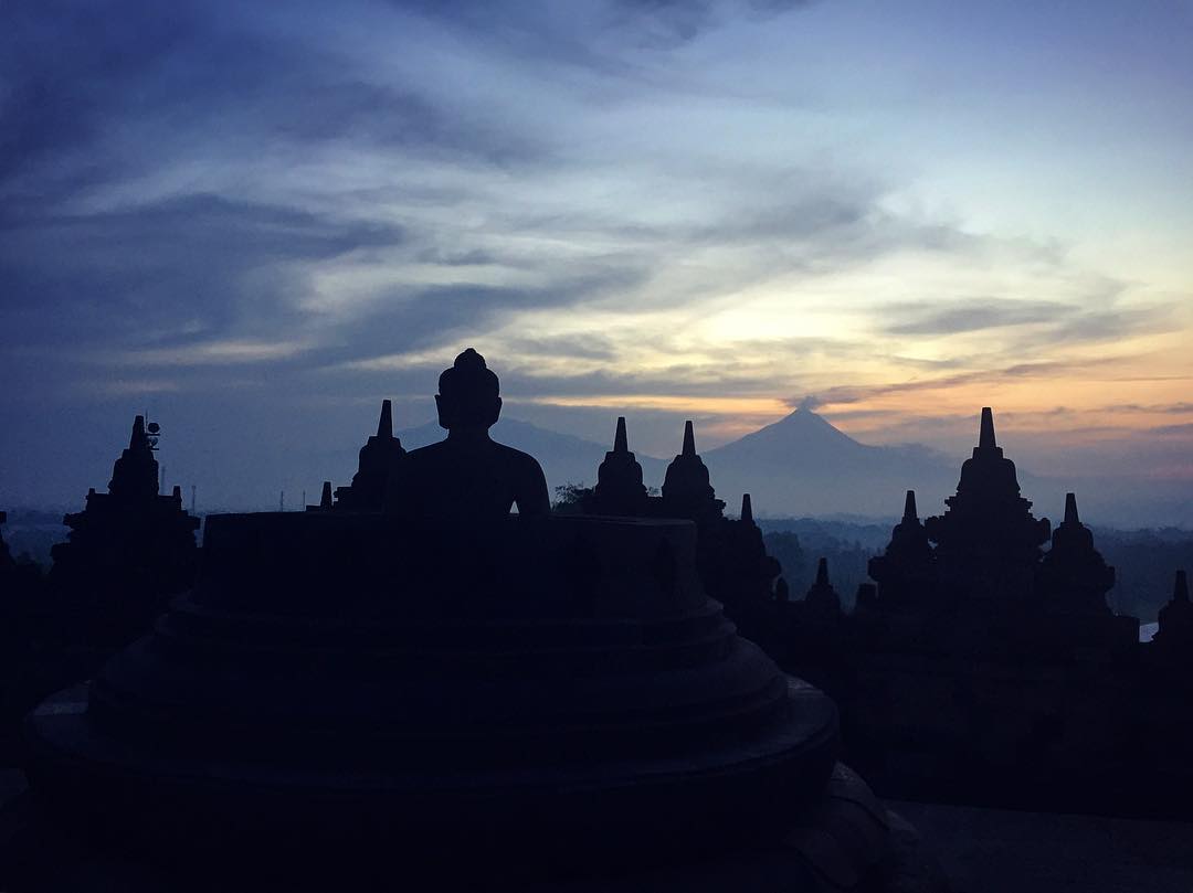Candi Borobudur pada pagi hari by IG @nushes24