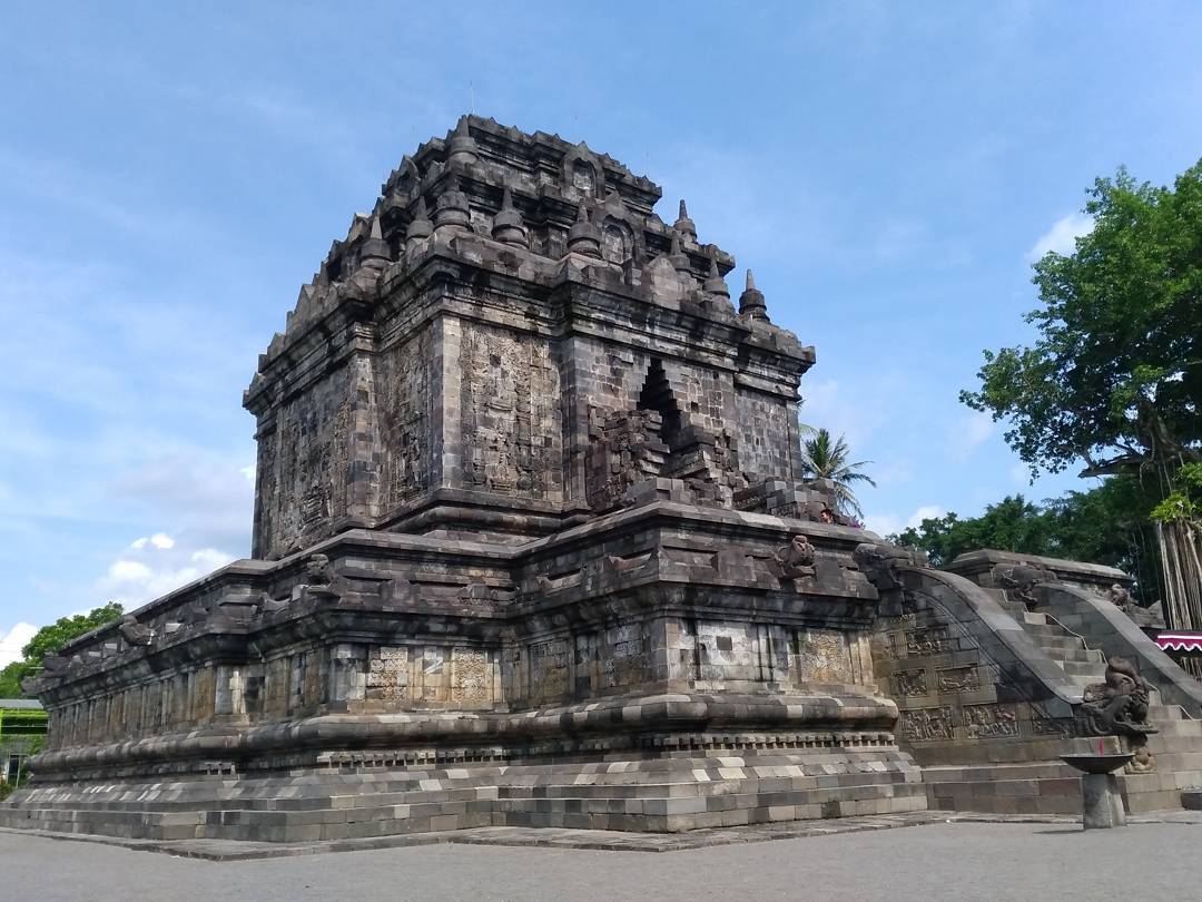 Candi Mendut by IG @indrigracia85