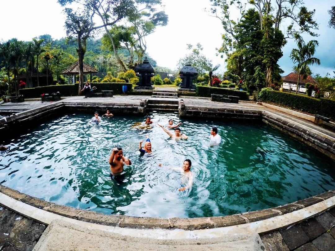 Pemandian Air Panas Candi Umbul Magelang adalah salah satu tempat wisata di Magelan yang bisa kamu kunjungi. by IG @adninasbi