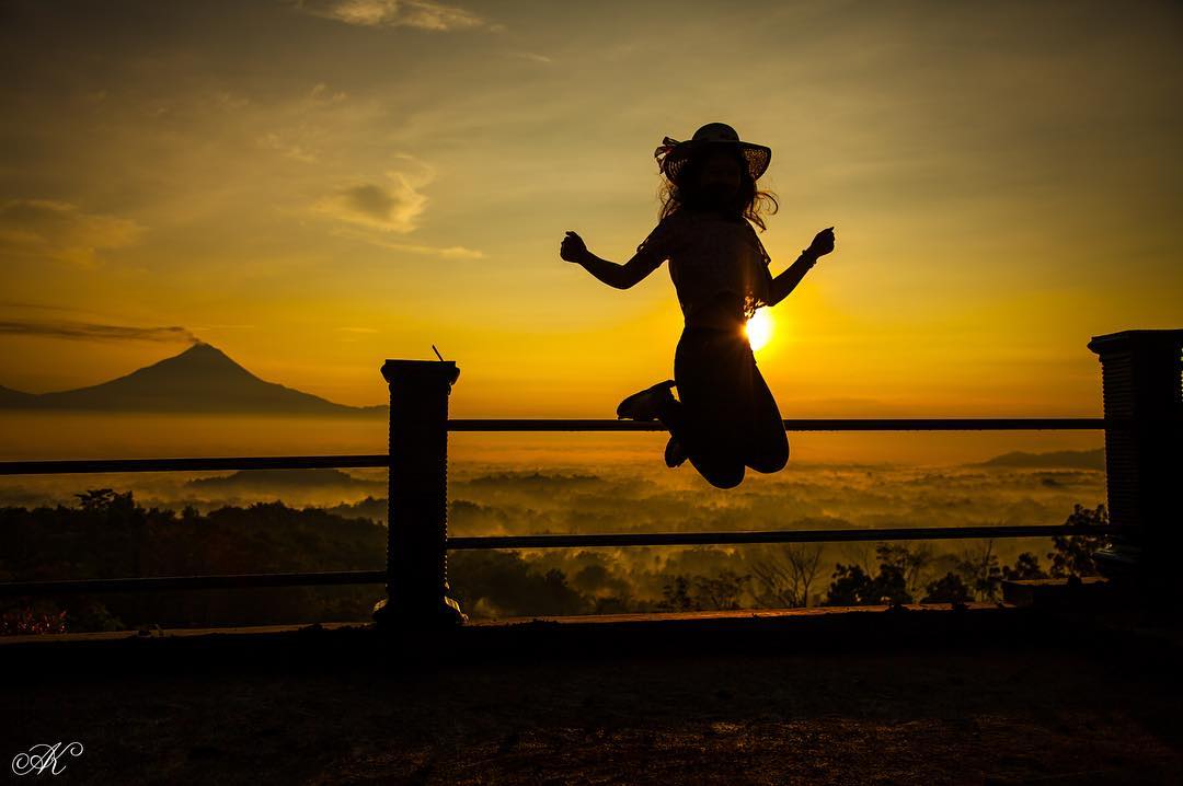 Sunrise syahdu dari Punthuk Setumbu tempat wisata di  Magelang by IG @akphotoworks