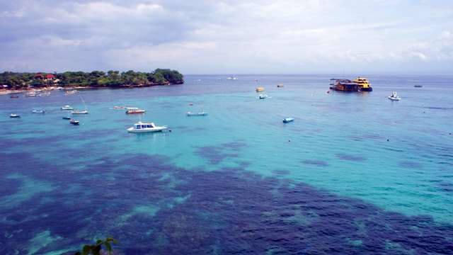 Bemain di laut dekat Nusa Lembongan adalah kegiatan yang menyenangkan!