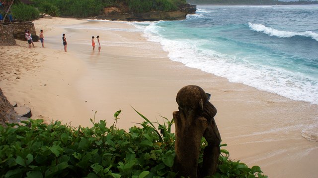 Dream beach salah satu pantai yang tenang untuk bersantai seharian di Nusa Lembongan.