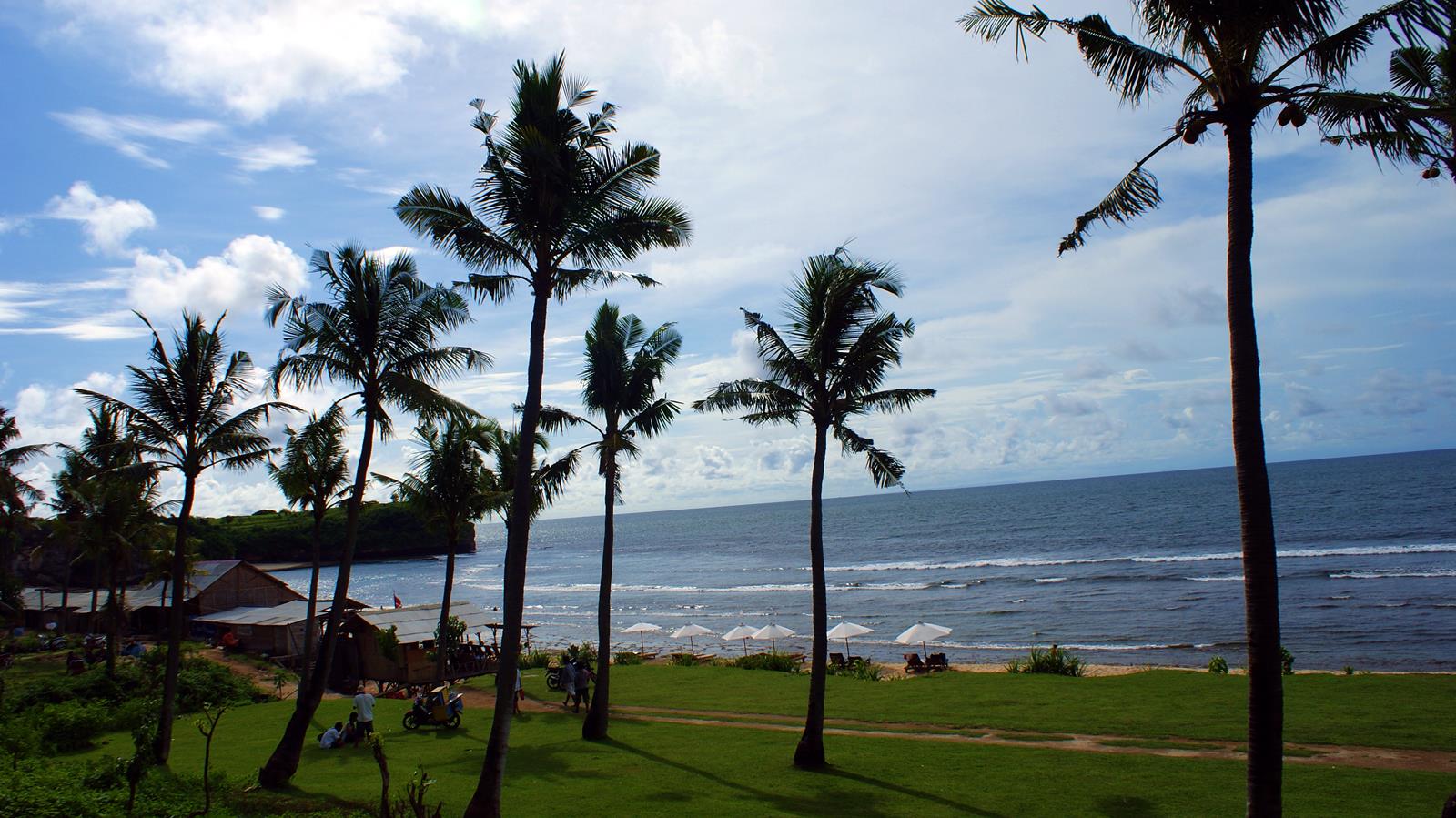 Sudah pernah liburan ke Bali? Sering ke Bali? Sudah main ke Pantai Balangan belum? Liburan ke Bali jangan hanya main ke Pantai Kuta saja ya! Karena ada banyak banget pantai - pantai selain Kuta. Salah satunya ya Pantai Balangan ini teman - teman traveler. Iya, memang bali enggak pernah ada habisnya, selalu ada destinasi pantai yang menyenangkan untuk dikunjunggi. Kadang, sekali mengunjungi destinasi pantai seperti pantai balangan tidak cukup. Apalagi kalau ada banyak kenangan tertinggal di pantai itu. Entah kenangan bersama pacar, keluarga atau hanya gebetan. Sebagai pantai yang menyenangkan, Pantai Balangan relative lebih sepi jika dibandingkan dengan pantai di Bali yang lain. Bahkan dulu Pantai Balangan ini termasuk salah satu pantai tersembunyi di Bali, sebelum pariwisata benar – benar boming Karena perkembangan social media. Para penyuka surfing lah yang awalnya begitu suka datang ke pantai ini. Namun sekarang tidak hanya para penyuka surfing dan para penunggang ombak saja yang suka berkunjung ke Pantai Balangan. Banyak traveler asing dan Indonesia yang suka kesini. Apalagi mereka para pecinta pantai, atau yang sekedar ingin berlibur ke Bali saja. Pohon kelapa yang berada di dekat pantai adalah salah satu keunikan dan ciri khas Pantai Balangan. Berjejer rapi dekat denga pasir berwarna putih agak gelap begitu menenangkan hati. Pasir pantainya pun juga cukup halus, meski ukuran pasirnya tidak terlalu kecil. Disarankan begitu sampai, segera menginjakkan kaki ke pasir pantai. Diam sejenak, resapi suasana yang ada. Semilir angin segar, deburan ombak pantai, dan udara hangat khas pulau tropis akan sangat menyenangkan dan menenangkan. Selain itu, karena lokasi pantai yang berbatasan langsung dengan pantai selatan, ombak di Pantai Balangan lumayan besar. Makanya pantai ini selalu menjadi favorit para penunggang ombak, baik mereka yang baru belajar atau yang sudah professional. Jangan berkecil hati buat traveler yang tidak bisa berselancar atau yang tidak bisa berenang. Menikmati suasana di warung - warung yang ada di Pantai Balangan juga bisa menjadi pilihan yang menyenangkan lho. Atau, mungkin teman - teman traveler bisa berjemur di pantai agar kulit makin eksotis. Mau kulit jadi eksotis? Memang, meskipun lokasinya berada lumayan jauh dari Kuta, fasilitas Pantai Balangan ini sudah lumayan lengkap. Mulai dari cafe, restoran atau bahkan penginapan ada disini. Harga penginapan pun masih sebelas duabelas dengan yang ada di Kuta. Meski mungkin akan sedikit lebih mahal jika dibandingkan dengan yang ada di Poppies Lane I atau Poppies Lane II. Namun tidak ada salahnya jika ingin mencoba menginap di tempat yang sepi dan tidak terlalu jauh dari Pantai Balangan. Di dekat Pantai Balangan juga ada sebuah tebing yang bisa dinaiki. Dari atas tebing tadi akan terlihat jelas hamparan Pantai Balangan yang memanjang. Sesekali terlihat ombak bergulung, diikuti dengan tarian para peselancar yang begitu menikmati. Siapapun pasti tidak akan pernah bosan dengan suasana yang ada di Pantai Balangan. Pengen main ke Pantai Balangan? Tenang saja, meskipun agak jauh, aksesnya gampang kok. Dalam kondisi lalu lintas yang lancar, pantai ini hanya berjarak 30-40 menit dari Kuta. Berkendara saja ke arah GWK atau uluwatu sampai ketemu per-empatan pertama setelah GWK. Setelah itu tinggal belok kanan, dan lurus saja mengikuti jalanan utama. Pantai balangan ada di ujung jalan itu. Note : bali adalah destinasi paling populer di Indonesia. Bahkan saking populernya banyak orang asing yang mengenal Bali adalah Indonesia. Yah, meski sebenarnya itu salah besar sih. Ada banyak penerbangan menuju bali dari berbagai kota besar di Indonesia. Penerbangan internasional menuju Bali pun tidak kalah banyak. Tinggal pilih mana penerbangan termurah menuju bali menurut kantong kamu, lalu lakukan perjalanan darat menuju Pantai Balangan.