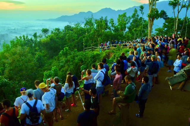 Para pemburu Sunrise Di Puthuk Setumbu, Magelang.