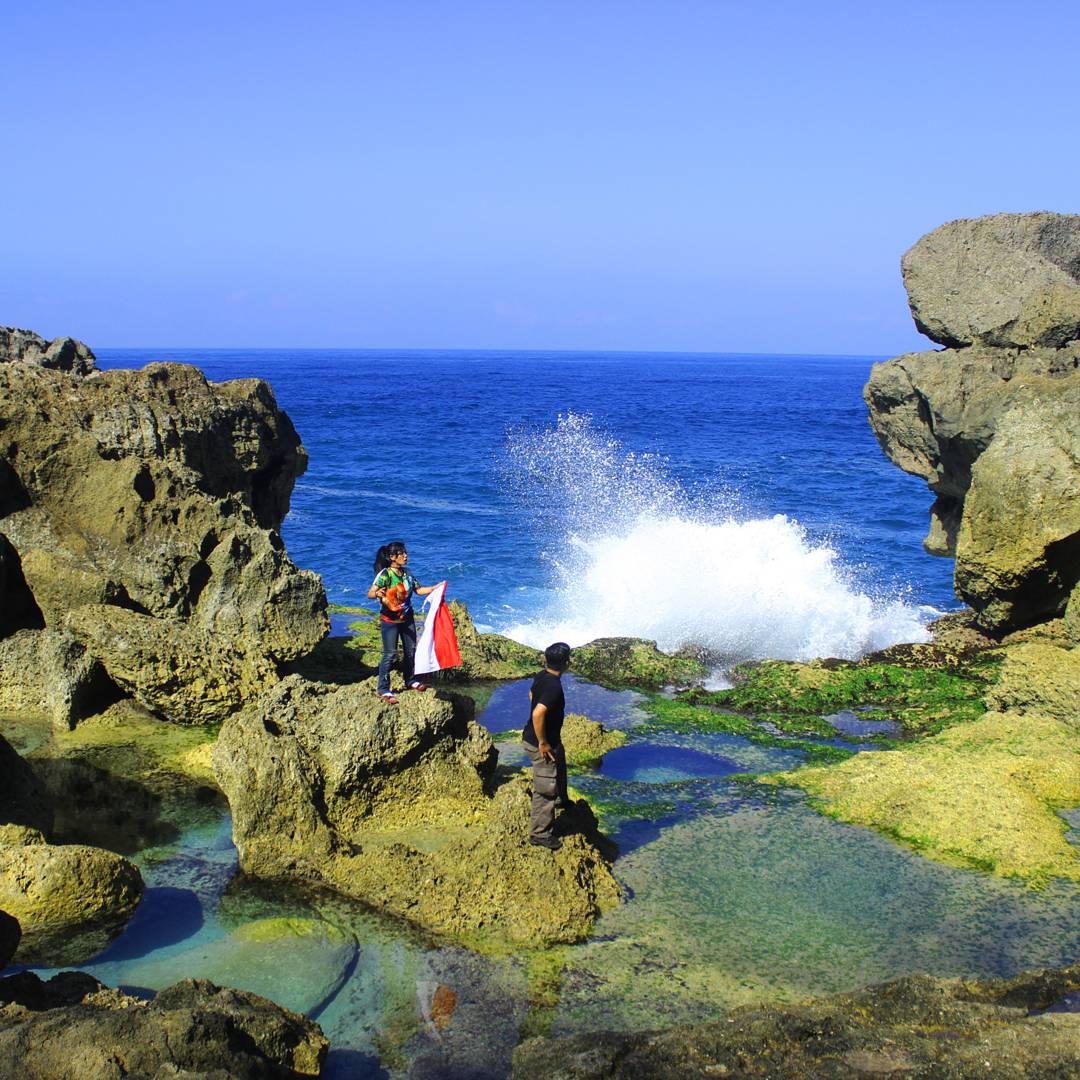 Karena berbatasan langsung dengan laut bebas, sebaiknya berhati-hati ketika main di pantai ini