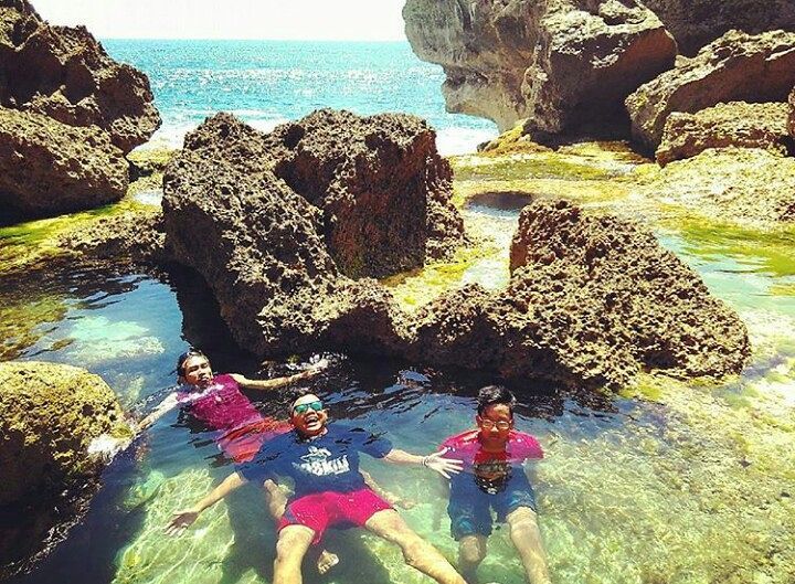 Lebih seru kalau menikmati keindahan pantai di Tulungagung ini bersama teman-teman