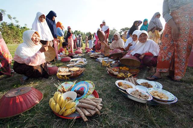 Tradisi Unik Lebaran, Ngejot.