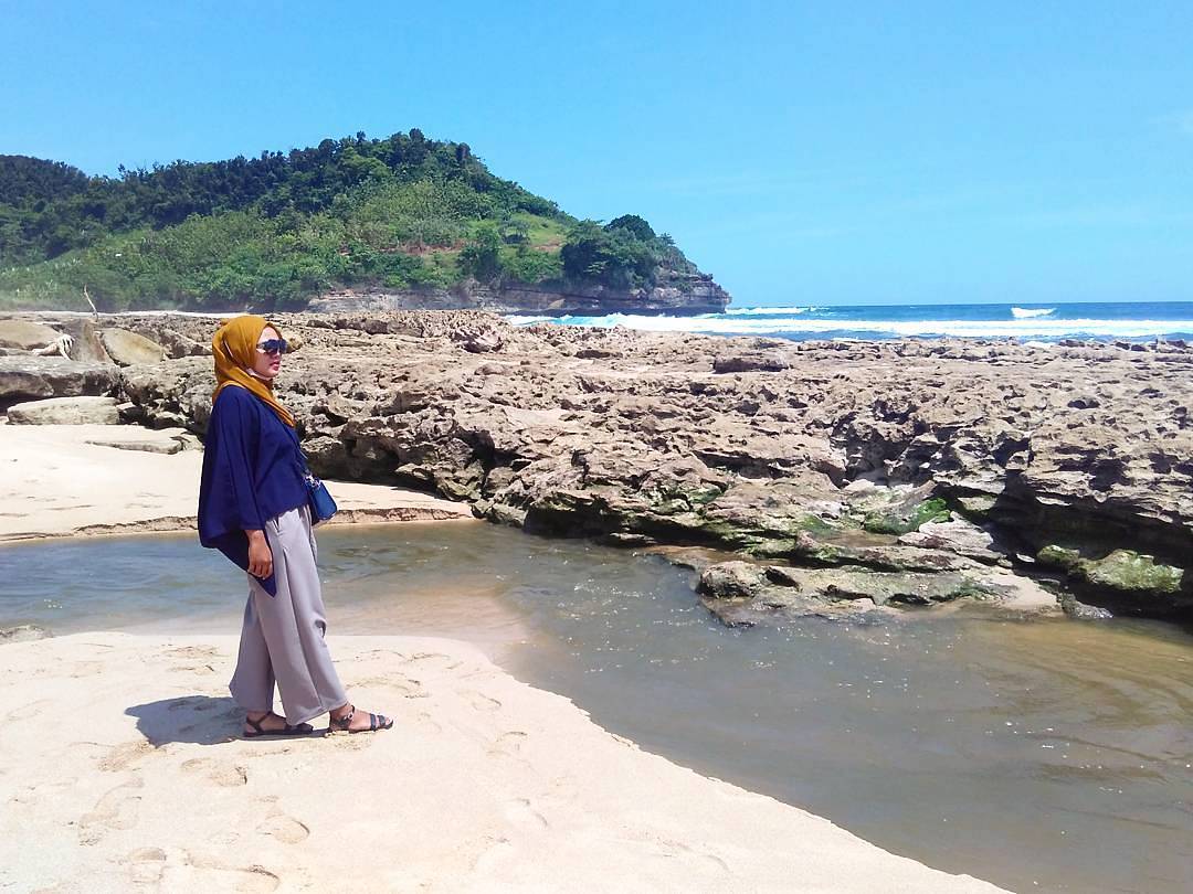 Ini adalah salah satu pantai keren di Tulungagung yang wajib kalian kunjungi by IG @deviafilah
