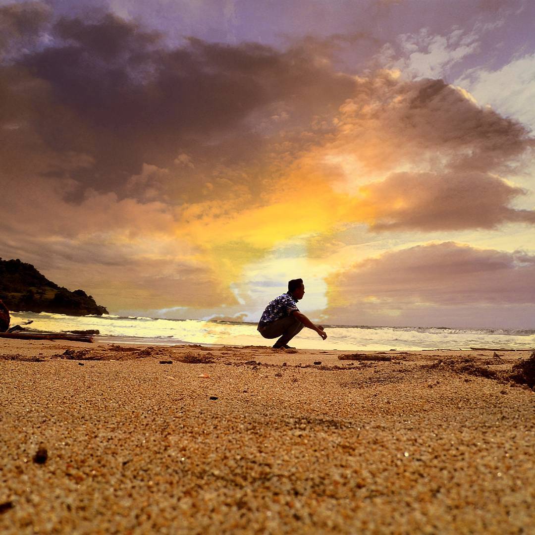 Kalau beruntun, kalian bahkan bisa mendapatkan sunset yang cantik dari pantai di Tulungagun ini by IG @fianmahendra_