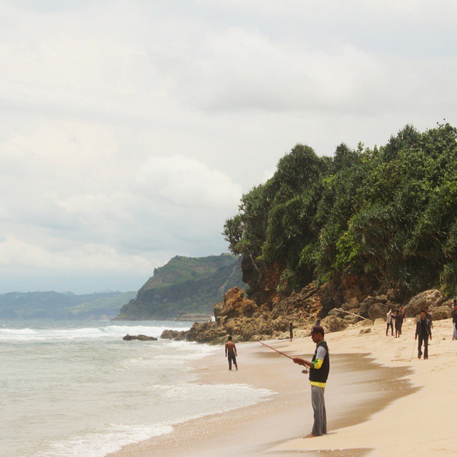 Kalian juga bisa melakukan kegiatan memancing di pantai yang ada di selatan jawa ini ya