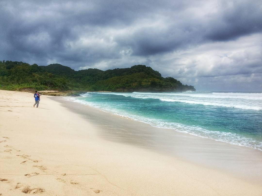 Tak akan ada yang bisa menolak keindahan salah satu pantai terbaik di Tulungagung ini by IG @ady_elcotrex