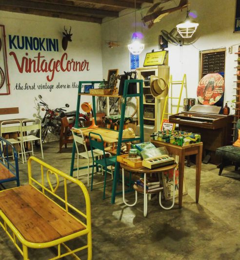 Di tempat ini terdapat berbagai macam pernak-pernik tahun 90 an! via @kedai_kawanlama