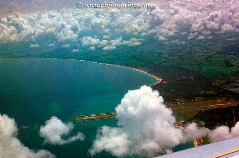 Foto udara Ngurah Rai International Airport Bali pada tahun 1975. Waktu itu Kuta masih berupa sebuah desa nelayan kecil yang jauh dari modernisasi dan turisme masal seperti sekarang.