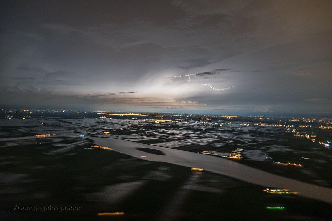 Foto yang mengagumkan dari badai di langit, sesaat sebelum mendarat di Ecuador