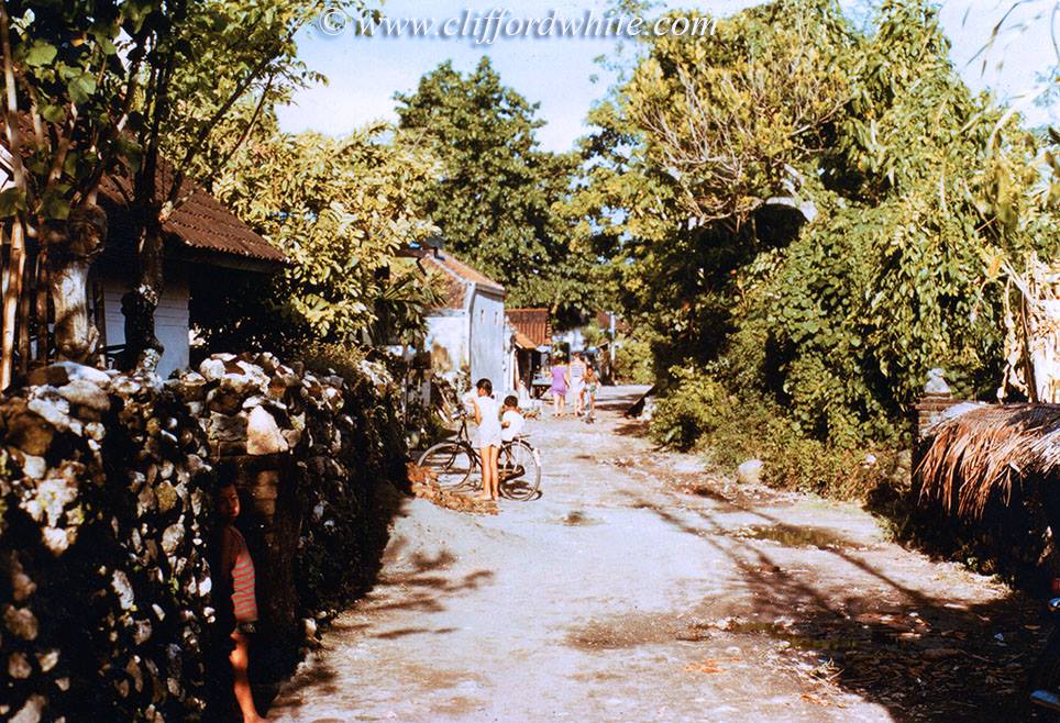 Jalan Tegalwangi, Kuta, Bali pada bulan april 1975. Kuta masih begitu sepi, sementara Pantai Kuta berada pada jarak sekitar 100 meter dari tempat ini.
