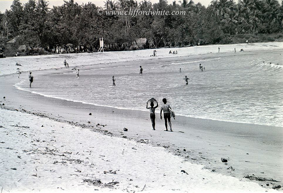 Pantai Kuta pada tahun 70-an masih menjadi favorit turis asing. Sampai sekarang pun sepertinya masih begitu. Iya kan?