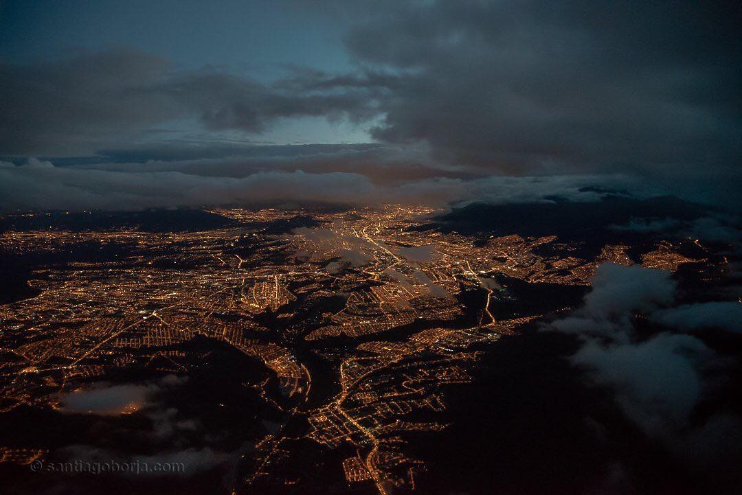 Pemandangan kota dengan banyak lampu di malam hari memang selalu menyenangkan untuk diabadikan dengan kamera kan ya? Seperti foto dari salah satu kota di Equador ini.