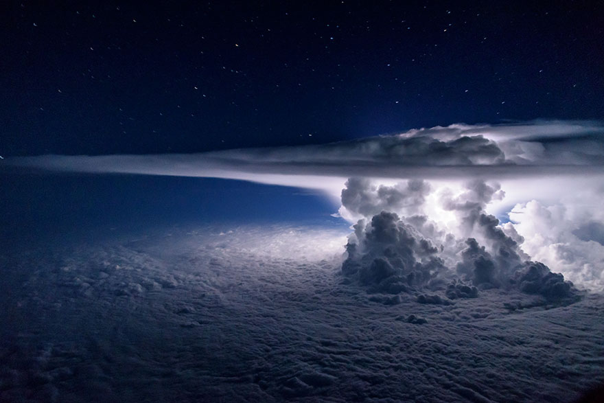 Sebuah Awan Cumulonimbus raksasa dengan petirnya di atas Laut Pasifik Saat sang polot Melingkarinya Sekitar 37.000 kaki menuju Ke Amerika Selatan
