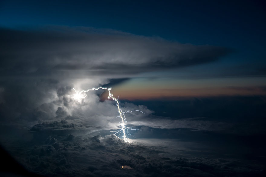 Sebuah Awan Cumulonimbus raksasa dengan petirnya di atas Laut Pasifik Saat sang polot Melingkarinya Sekitar 37.000 kaki menuju Ke Amerika Selatan