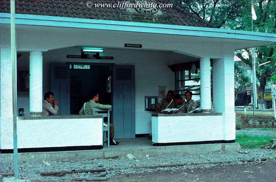 Suasana kantor polisi di Denpasar pada tahun 70-an