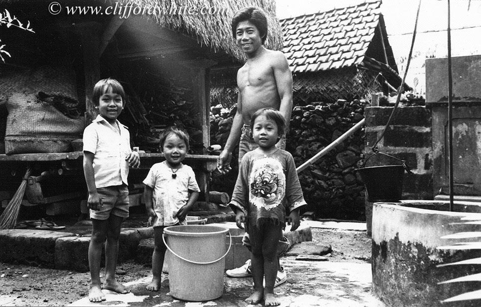 Ternyata baju barong Bali memang sudah hits sejak tahun 70-an. Dan seperti inilah wajah masyarakat Bali pada waktu itu.
