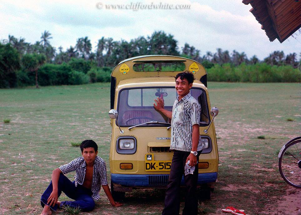 Tidak ada taksi atau bus di Kuta, tetapi hanya ada kendaraan seperti ini untuk mengantarkan turis berkeliling di sekitar Kuta, Bali.