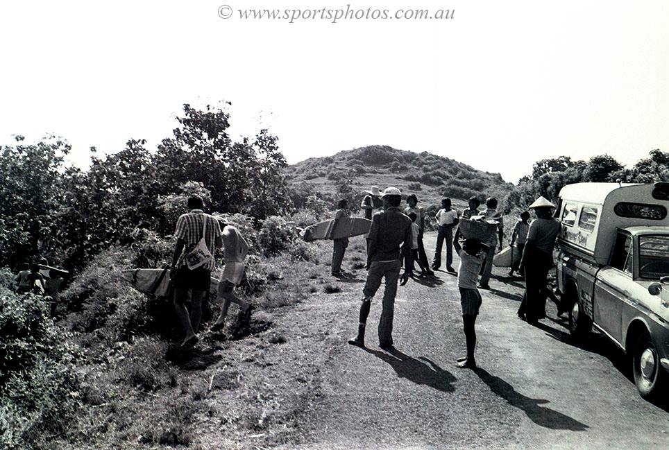 Uluwatu di tahun 1977, sekarang jalanan ini selalu ramai dilewati turis