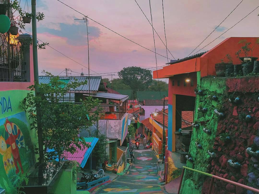 Waktu terbaik untuk berkunjung ke Kampung Pelangi adalah ketika pagi hari atau sore hari by IG @annisaje
