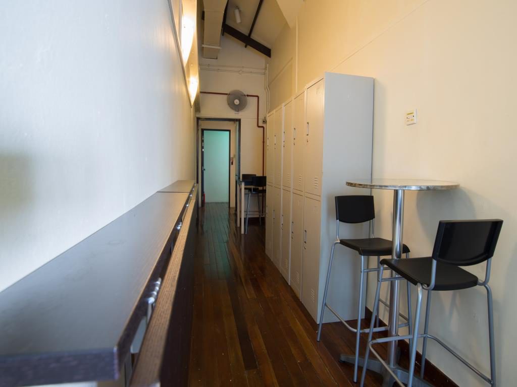 Bagian lorong dari Box Capsule Hostel