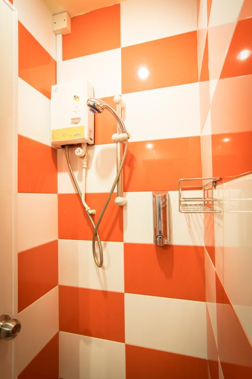 Bahkan kamar mandinya pun juga berwarna-warni seperti ini