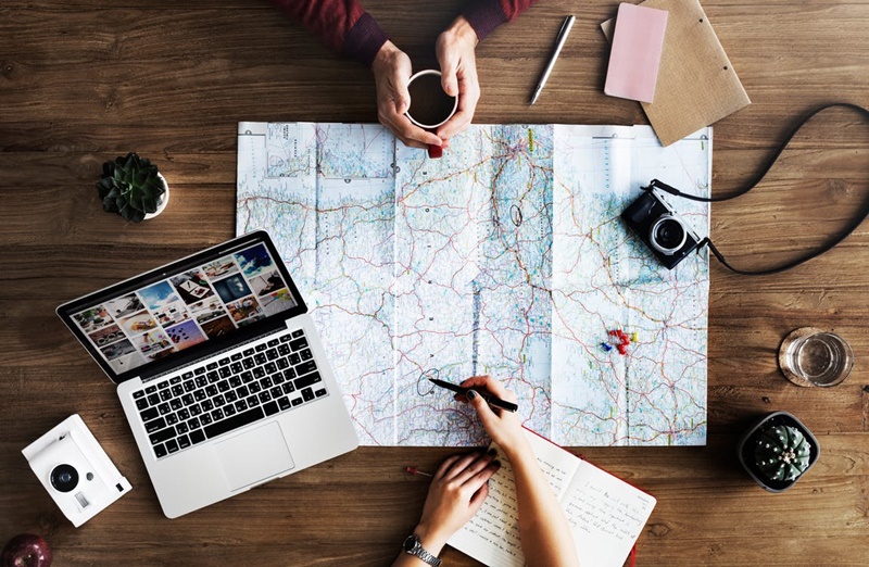 Banyak yang perlu dipersiapkan agar kalian bisa tetap terhubung dengan internet selama traveling di luar negeri