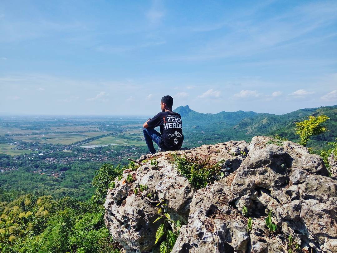 Bersantai di Bukit Jomblo adalah pilihan yang pas di akhir pekan by @fatur_ult12as