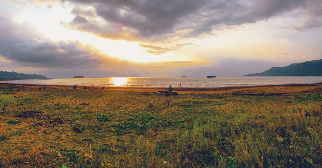 Di pantai ini kalian juga bisa menikmati keindahan sunset sore hari by IG @pickpols