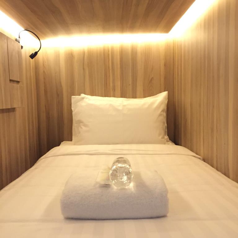 Foto bagian dalam kapsul tipe single di Cube Boutique Hotel