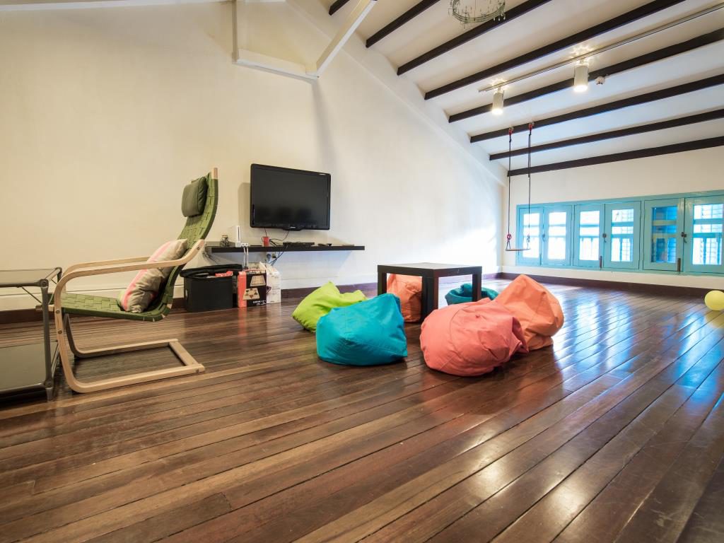 Longe room yang begitu cozy dan berwarna warni