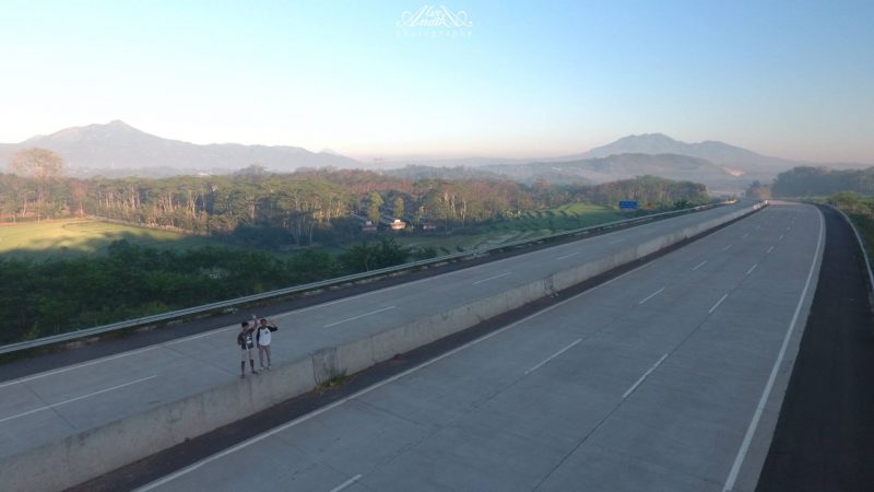 Pagi hari adalah waktu terbaik untuk menikmati keindahan Jalan Tol dengan pemandangan mirip luar negeri ini