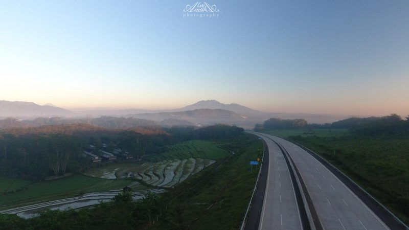 Pegunungan di ujung dengan sawah yang menghijau membuatnya sempurna