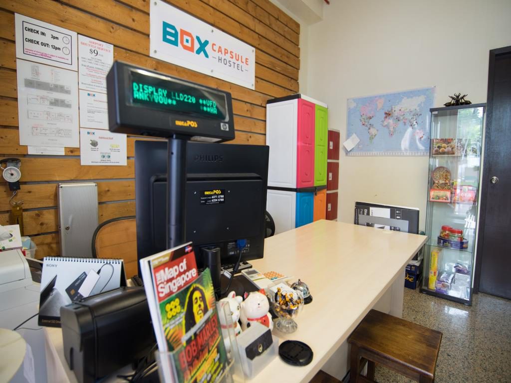 Resepsionis dari Box Capsule Hostel