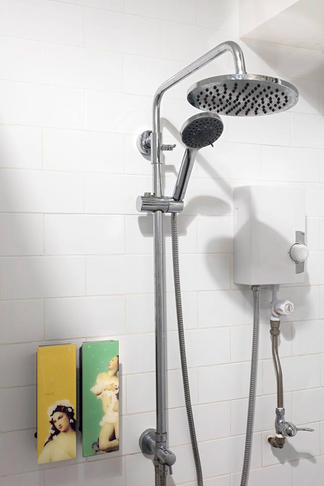 Shower yang bisa dipakai untuk mandi para tamu hostel